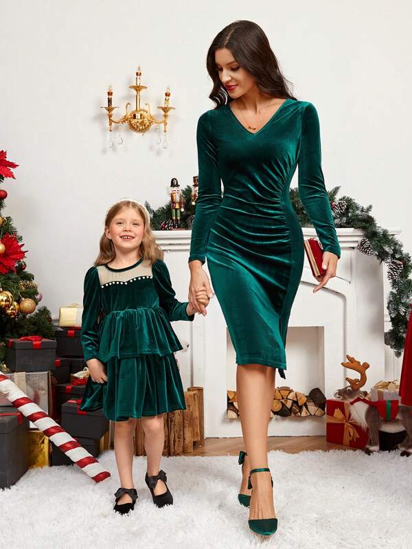 SHEIN Vestido de princesa de ajuste ceñido con cuello redondo de punto, contraste de terciopelo y malla para niña pequeña, conjunto a juego para mamá e hija