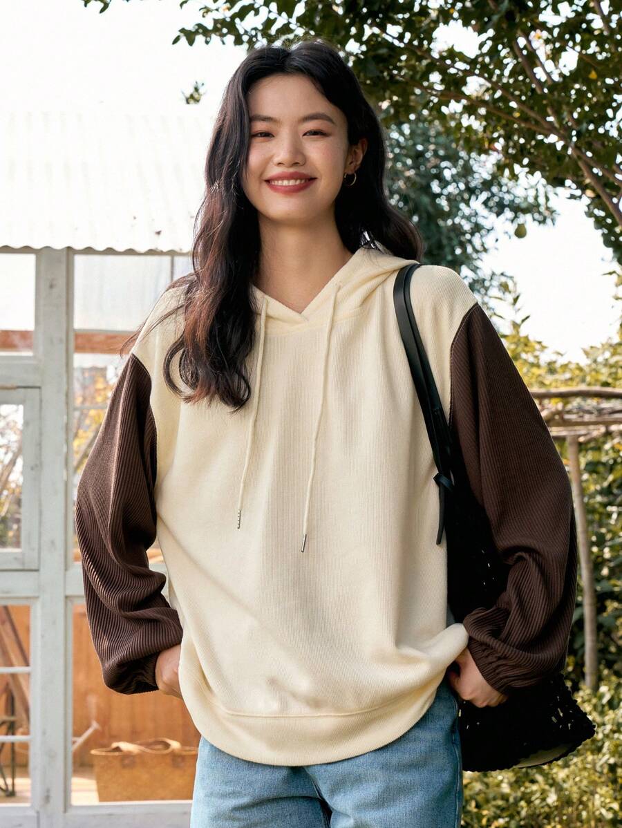 DAZY Áo hoodie dây rút hở vai phối màu, quần áo mùa thu - Nhiều màu - Xem 1