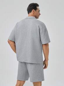 Manfinity VCAY Loose Plus Size Men Solid Pocket Front T-Shirt And Shorts Set