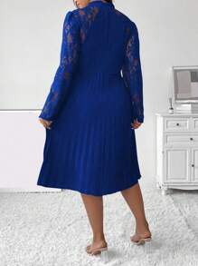 SHEIN Unity 大码优雅通勤纯色蕾丝拼接褶皱连衣裙 - 寶藍色 - 查看 2