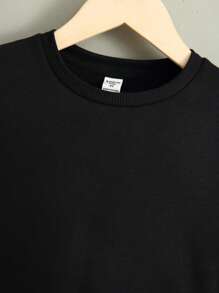 SHEIN 年輕男孩字母補丁細節前口袋運動衫