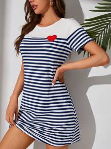 SHEIN Tall Vestido estilo camiseta con estampado de rayas y corazón con estampado de rayas - Azul Marino - Ver 1