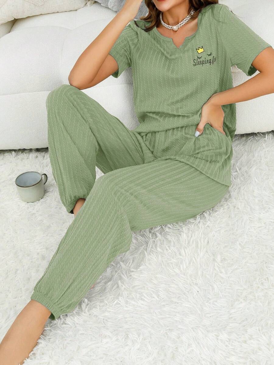 Bộ áo thun và quần PJ có đường viền cổ thêu chữ / Bộ đồ ngủ - xanh quân đội - Xem 1