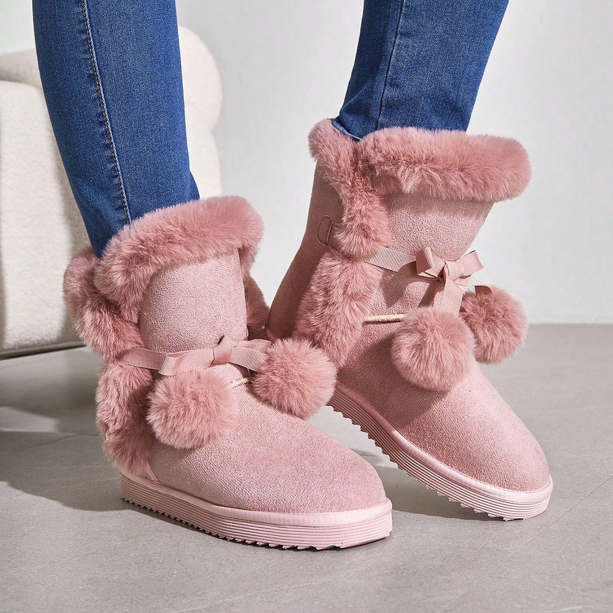 Bottes roses chaudes à enfiler pour femme avec décoration de pompons, à la mode pour la neige synthétique pour les vacances et les soldes d'été