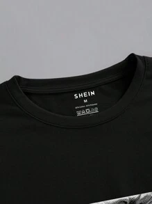 Manfinity Dauomo Hombres Camiseta con estampado de figura y slogan - Negro - Ver 3