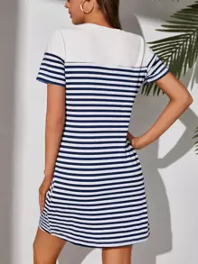 SHEIN Tall Vestido estilo camiseta con estampado de rayas y corazón con estampado de rayas - Azul Marino - Ver 2