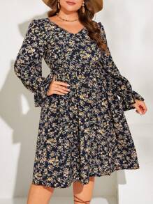 SHEIN VCAY 大碼碎花蕾絲邊喇叭袖洋裝 - 彩色 - 查看 1