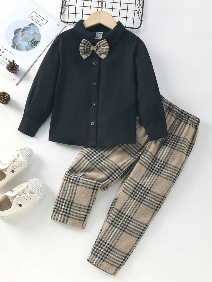 男小童前蝴蝶結襯衫和褲子