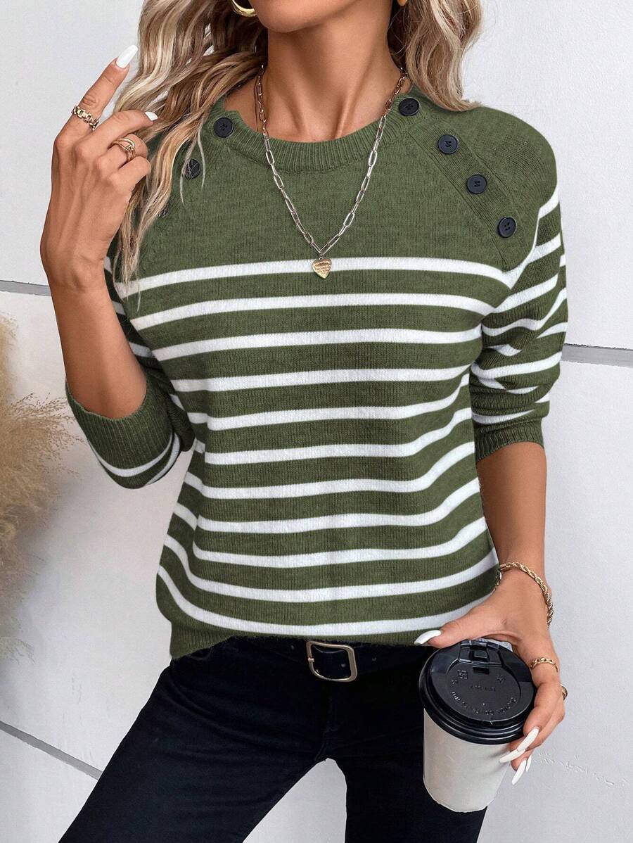 EMERY ROSE 条纹图案纽扣细节插肩袖毛衣，长袖针织套头衫，秋冬毛衣 - 軍綠色 - 查看 1