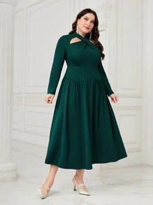 Modelyn Plus Cut Out Frontal Vestido