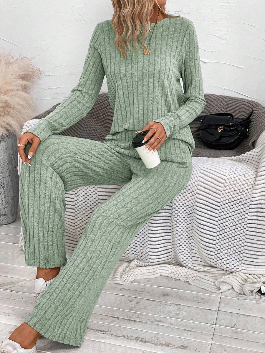 SHEIN LUNE Camiseta unicolor tejida de canalé & Pantalones acampanados