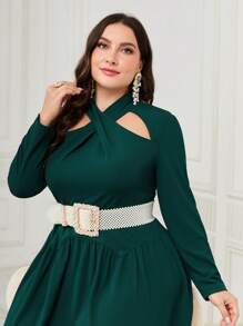 Modelyn Plus Cut Out Frontal Vestido