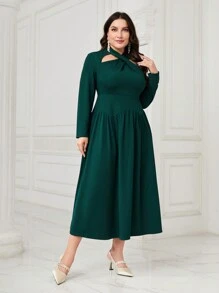 Modelyn Plus Cut Out Frontal Vestido