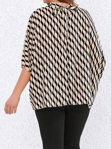 SHEIN LUNE 大碼幾何印花蝙蝠袖小高領襯衫 - 彩色 - 查看 2