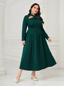 Modelyn Plus Cut Out Frontal Vestido