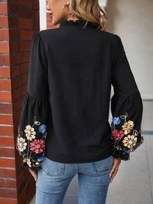 SHEIN Clasi 花卉刺繡缺口領荷葉袖襯衫 - 黑色 - 查看 2