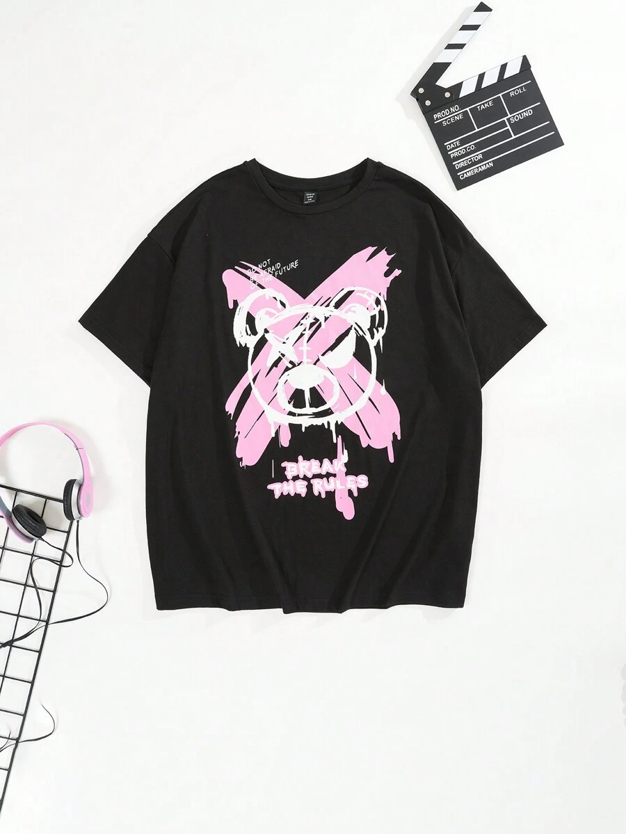 SHEIN EZwear Talla grande Camiseta de hombros caídos con estampado de slogan y dibujos animados - Negro - Ver 1