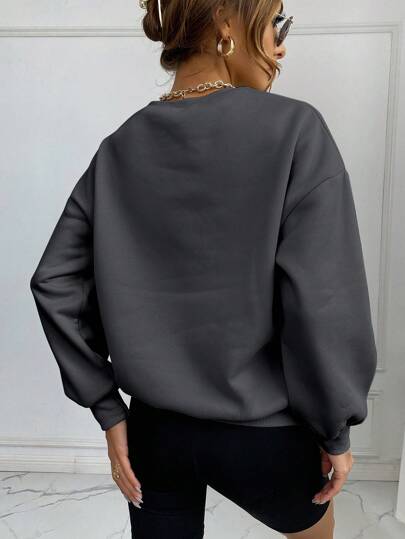 Sudadera con bordado de letra de hombros caídos