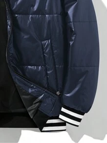 Manfinity Hypemode Abrigo acolchado con cremallera, ribete a rayas y diseño gráfico de letras para hombre