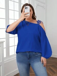 SHEIN Privé 大碼凸花蕾絲貼花不對稱領襯衫 - 寶藍色 - 查看 3