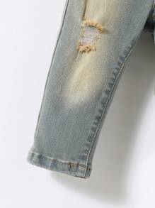 SHEIN 男嬰破洞抽鬚漂白水洗牛仔褲 - 中等水洗藍 - 查看 4