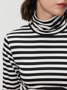 SHEIN Frenchy 高領條紋印花高領T恤 - 黑與白 - 查看 6