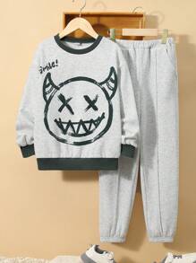 SHEIN Bộ 2 món cho bé trai tuổi teen, áo nỉ cổ tròn in họa tiết và quần nỉ màu trơn, chất liệu dày dặn. - Xám - Xem 8
