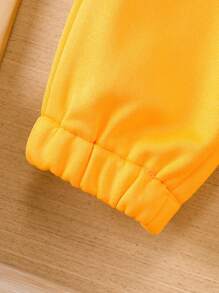 男嬰字母圖案連帽衫和運動褲