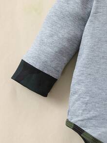 SHEIN Baby Boy Contrast Binding Bodysuit & Camo Print Sweatpants - Light Grey - View 4