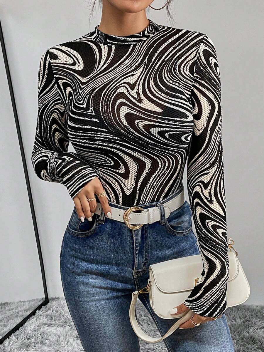 SHEIN Essnce Camiseta con estampado de mármol de cuello alto - Blanco y Negro - Ver 1