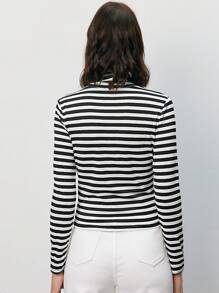 SHEIN Frenchy 高領條紋印花高領T恤 - 黑與白 - 查看 2