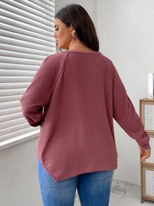SHEIN LUNE Talla grande Camiseta con botón delantero de manga raglán - Rojo violeta - Ver 2