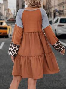EMERY ROSE In hoa Báo Tay Raglan Xù Hoa Sen Váy Smock - Rỉ Nâu - Xem 2