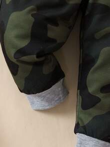SHEIN Baby Boy Contrast Binding Bodysuit & Camo Print Sweatpants - Light Grey - View 7