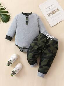 SHEIN Baby Boy Contrast Binding Bodysuit & Camo Print Sweatpants - Light Grey - View 1