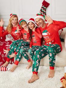 Tenues assorties pour la famille Maman et moi : Top à manches longues près du corps rouge vif avec texte anglais et imprimé d'éléments de Noël pour femmes, pantalon de pyjama long près du corps vert avec éléments du Père Noël et du sapin de Noël, en tissu soyeux à haute élasticité, idéal pour les scènes d'interaction à la maison pendant Noël, ensemble de vêtements de nuit décontractés pour l'automne et l'hiver