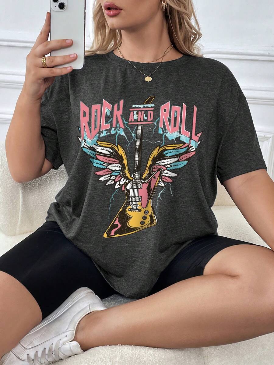 SHEIN EZwear Plus Guitarra & Gráfica Letra Camiseta Ombro Caído - Chumbo - Visão 1