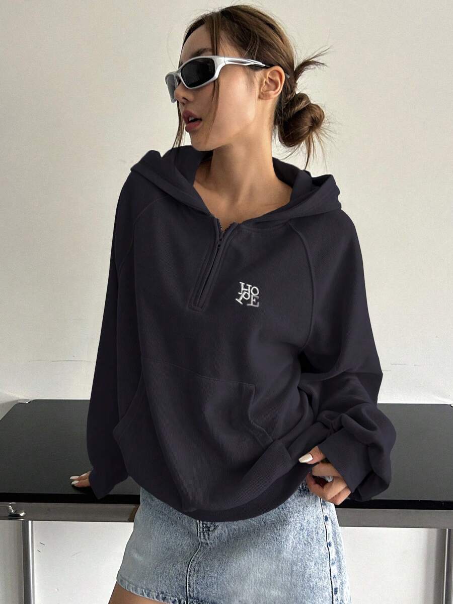 DAZY Đồ họa Chữ cái Tay Raglan Một nửa khóa kéo Hoodie - Màu xám đen - Xem 1