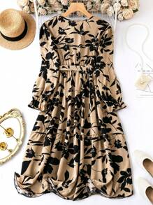 SHEIN Clasi Vestido maxi con estampado floral y cuello cruzado para mujeres talla grande - Caqui - Ver 2
