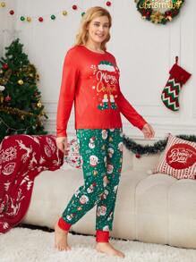 Tenues assorties pour la famille Maman et moi : Top à manches longues près du corps rouge vif avec texte anglais et imprimé d'éléments de Noël pour femmes, pantalon de pyjama long près du corps vert avec éléments du Père Noël et du sapin de Noël, en tissu soyeux à haute élasticité, idéal pour les scènes d'interaction à la maison pendant Noël, ensemble de vêtements de nuit décontractés pour l'automne et l'hiver