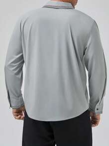 Manfinity Homme Hombres talla grande Camisa ribete de rayas con botón - Gris Oscuro - Ver 2