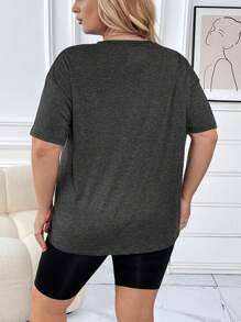 SHEIN EZwear Plus Guitarra & Gráfica Letra Camiseta Ombro Caído - Chumbo - Visão 2