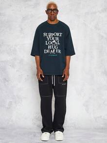 SUMWON 插肩袖水洗 T 恤，带有 Hug Dealer 图形印花 - 墨綠色 - 查看 2