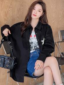 DAZY Ngôi sao Và Đồ họa Chữ cái Thả vai Áo sơ mi Oversized - màu đen - Xem 2