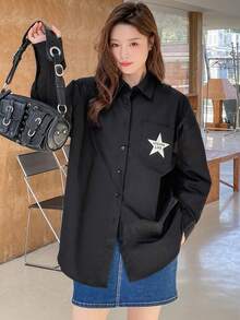 DAZY Ngôi sao Và Đồ họa Chữ cái Thả vai Áo sơ mi Oversized - màu đen - Xem 7