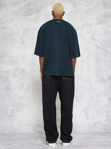 SUMWON 插肩袖水洗 T 恤，带有 Hug Dealer 图形印花 - 墨綠色 - 查看 3