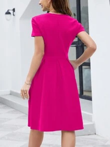 素色斜口袋褶皺洋裝