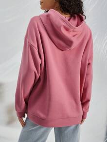 SHEIN EZwear Đồ họa Chữ cái Túi kangaroo Thả vai Hoodie - Hồng - Xem 3