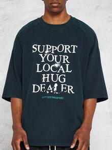 SUMWON 插肩袖水洗 T 恤，带有 Hug Dealer 图形印花 - 墨綠色 - 查看 5