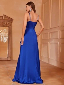 Robe demoiselle d'honneur en satin unicolore élégante avec fente latérale et ourlet volvanté | Look de soirée de luxe pour mariages, fêtes ou événements officiels